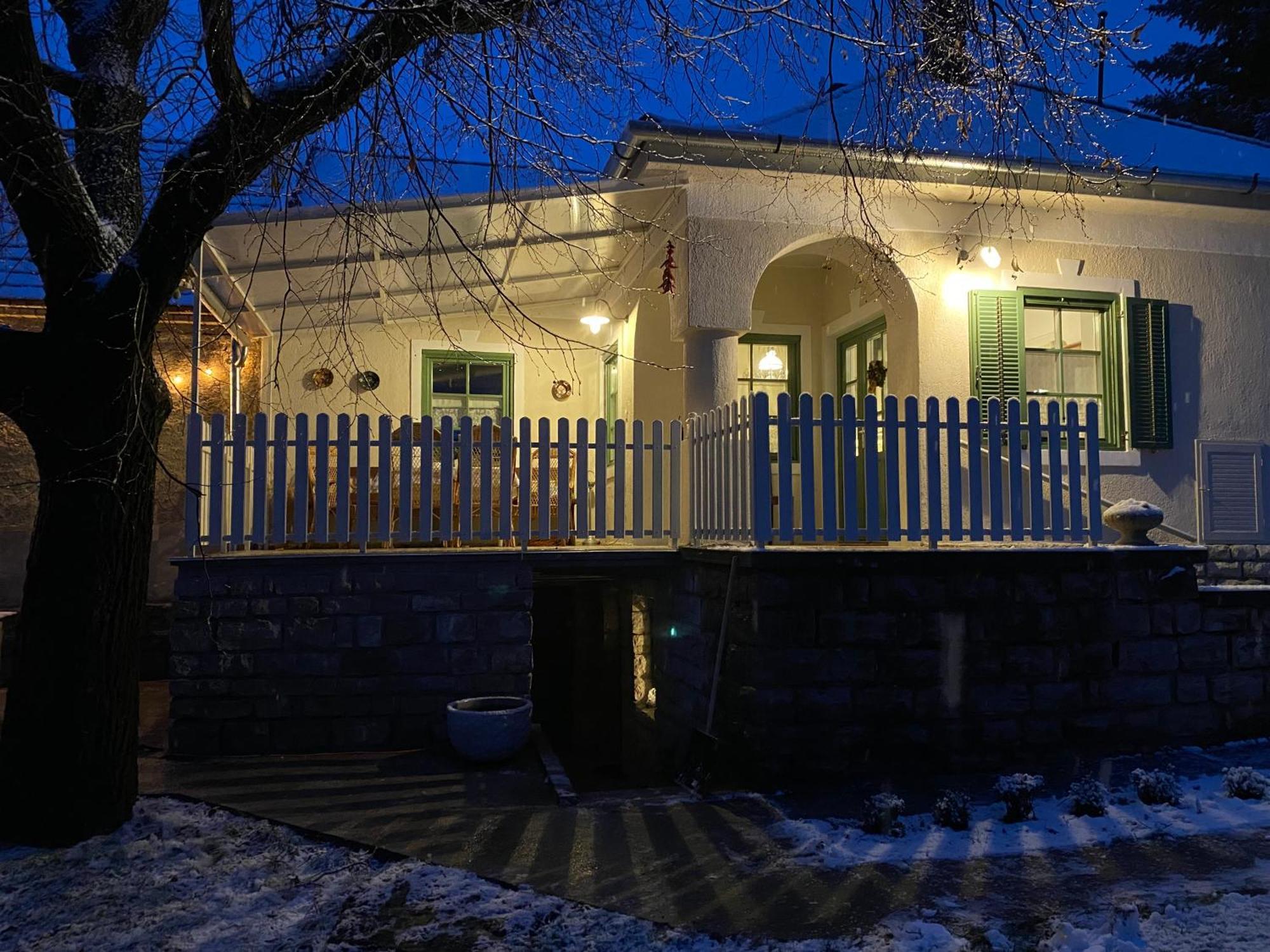 Erdős Vendégház Pécsely Extérieur photo